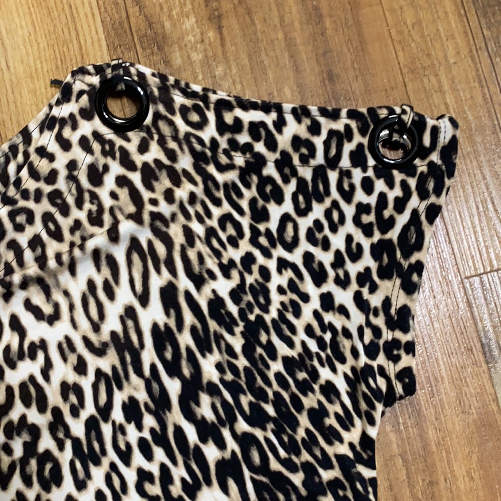 Cable & gauge leopard print cold shoulder top size medium - Picture 2 of 6